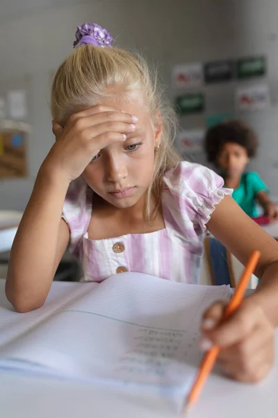 Primer Plano Colegiala Primaria Caucásica Con Cabeza Mano Estudiando Escritorio —  Fotos de Stock