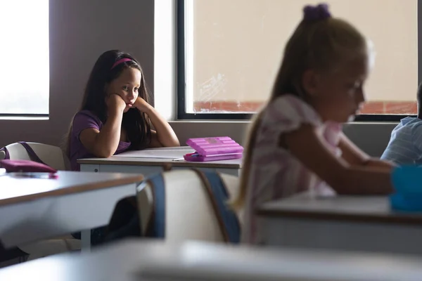 Kaukasische Grundschülerinnen Lernen Schreibtisch Klassenzimmer Unverändert Bildung Lernen Kindheit Studium — Stockfoto