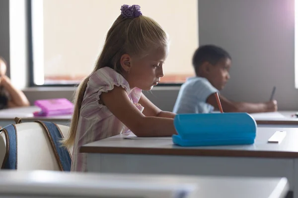 Multirassische Grundschüler Die Schreibtisch Klassenzimmer Lernen Unverändert Bildung Lernen Kindheit — Stockfoto