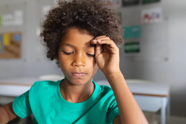 Närbild Afrikansk Amerikansk Grundskolepojke Med Lockigt Hår Vid Skrivbordet Klassrummet — Stockfoto