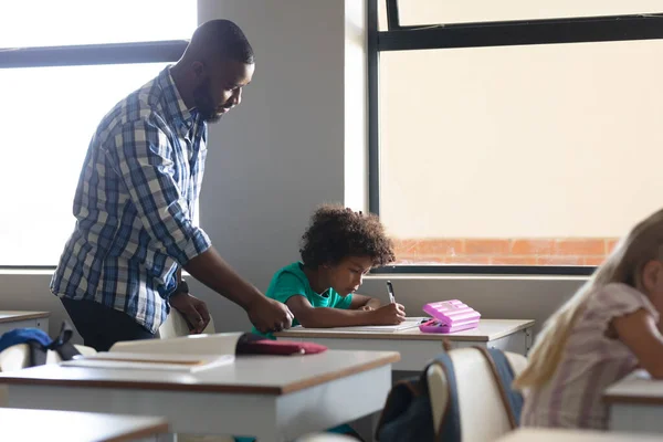 Profesor Masculino Joven Afroamericano Que Asiste Estudiante Primaria Afroamericano Que —  Fotos de Stock