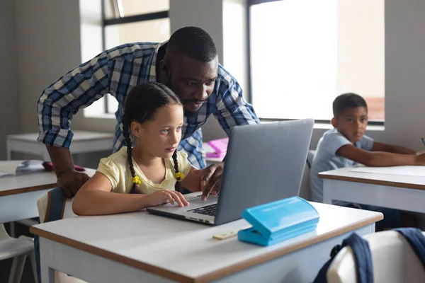 아프리카 미국인젊은 교사가 여학생에게 노트북을 책상에 있습니다 변경되지 — 스톡 사진