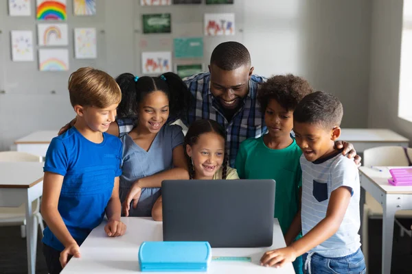 인종의 초등학생들 노트북을 사용하는 아프리카 미국인젊은 교사를 가르치고 있습니다 변경되지 — 스톡 사진