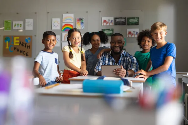 Portrét Mladého Afrického Učitele Multiraciálních Základních Studentů Třídě Beze Změn — Stock fotografie