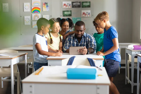 Profesor Joven Afroamericano Mostrando Tableta Digital Estudiantes Primaria Multirracial Inalterado — Foto de Stock