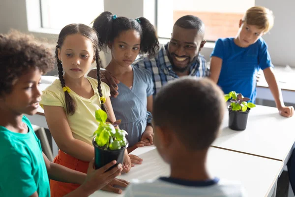 Afroamerikan Ung Manlig Lärare Och Multiracial Elementära Studenter Diskuterar Över — Stockfoto