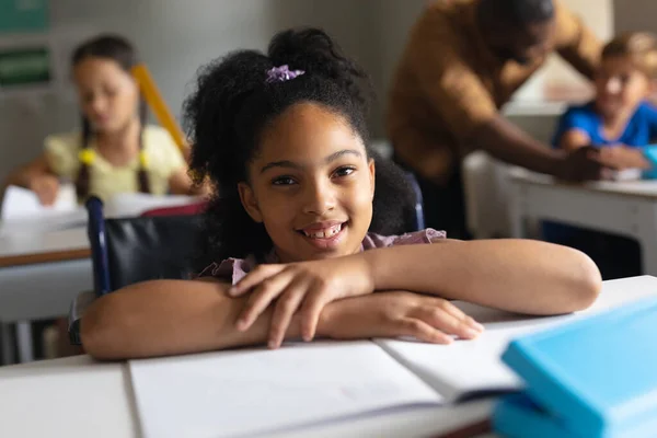 Portrait Une Écolière Biraciale Souriante Assise Fauteuil Roulant Bureau Classe — Photo