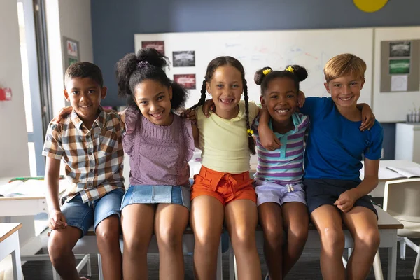 Retrato Estudiantes Primaria Multirraciales Sonrientes Sentados Con Brazo Alrededor Aula — Foto de Stock