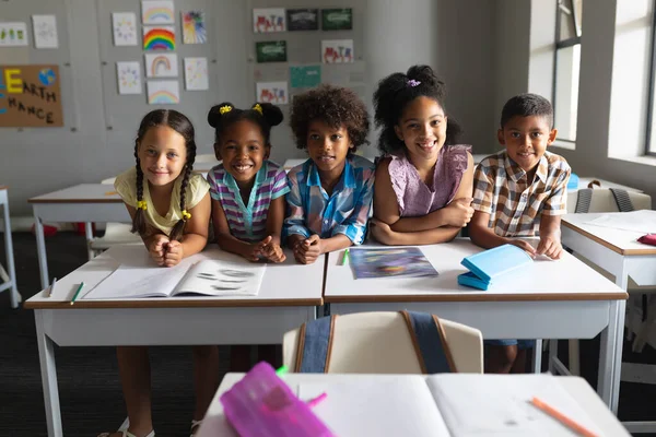 Estudiantes Primaria Multirraciales Sonrientes Sentados Escritorio Del Aula Inalterado Educación — Foto de Stock