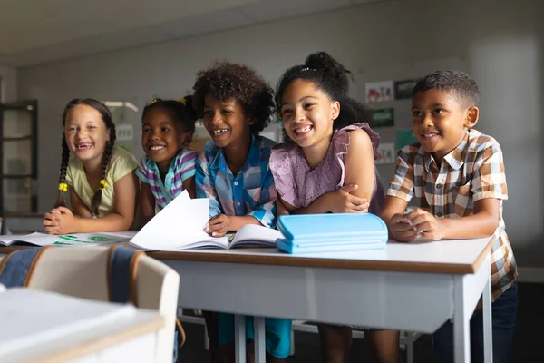 Heureux Élèves Multiraciaux Primaire Assis Bureau Dans Salle Classe Inchangée — Photo