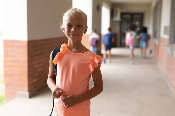 Retrato Una Colegiala Caucásica Sonriente Pie Pasillo Inalterado Educación Infancia — Foto de Stock