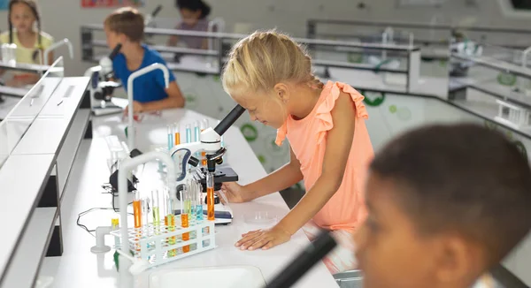 Estudantes Primários Multirraciais Olhando Através Microscópio Durante Aula Ciências Inalterado — Fotografia de Stock