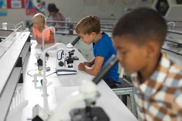 Multiraciala Elementära Studenter Som Söker Mikroskop Vetenskap Praktisk Laboratorium Oförändrat — Stockfoto