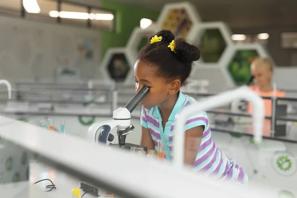 Colegiala Afroamericana Primaria Que Mira Microscopio Durante Práctica Ciencia Laboratorio —  Fotos de Stock