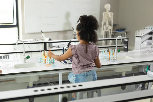 Bakifrån Biracial Grundskoleflicka Håller Prov När Utför Praktiska Laboratorium Oföränderlig — Stockfoto