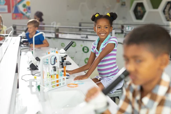Porträtt Afrikansk Amerikansk Grundskoleflicka Vid Skrivbordet Forskningslaboratoriet Oförändrat Utbildning Barndom — Stockfoto