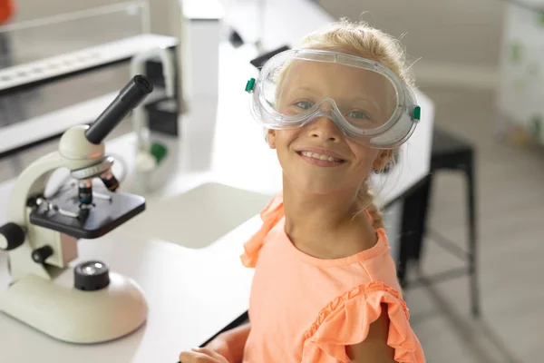 Retrato Colegial Elementar Branca Sorridente Com Óculos Proteção Sentados Laboratório — Fotografia de Stock