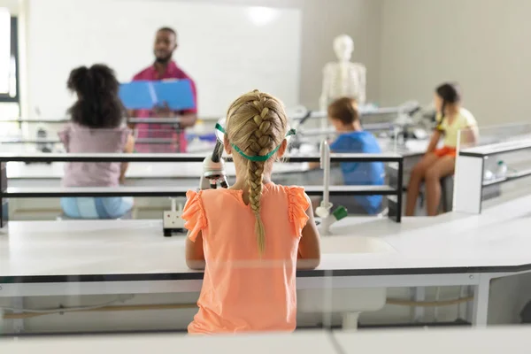 Visão Traseira Estudantes Primários Multirraciais Ouvindo Afro Americanos Jovens Professores — Fotografia de Stock