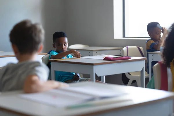 Sınıfta Masa Başında Oturan Çok Irklı Ilkokul Öğrencileri Değiştirilmemiş Eğitim — Stok fotoğraf