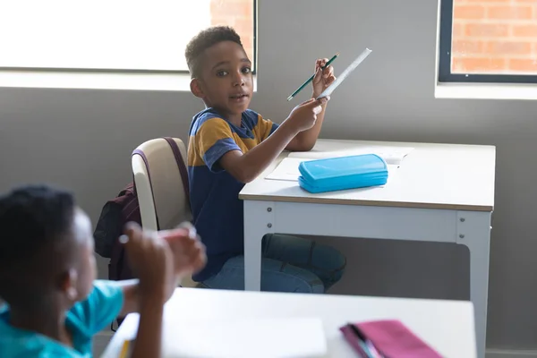 Retrato Niño Afroamericano Primaria Con Lápiz Regla Sentado Escritorio Aula — Foto de Stock