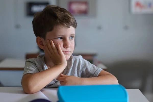 Großaufnahme Eines Traurigen Kaukasischen Grundschülers Mit Der Hand Kinn Der — Stockfoto