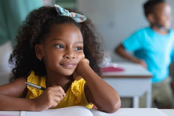 Nahaufnahme Einer Nachdenklichen Afrikanisch Amerikanischen Grundschülerin Die Schreibtisch Klassenzimmer Sitzt — Stockfoto