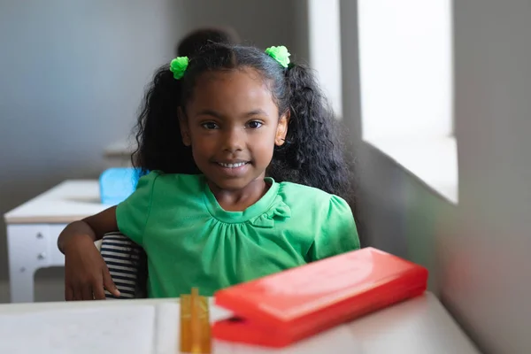 Porträtt Leende Självsäker Afrikansk Amerikansk Grundskola Flicka Grön Klänning Sitter — Stockfoto