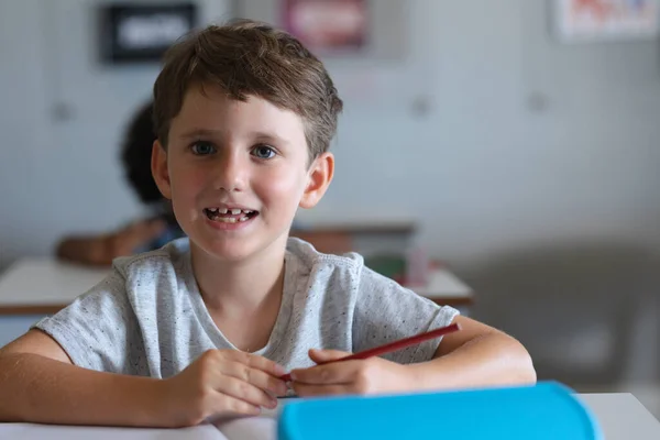 Portret Van Een Schattige Glimlachende Blanke Basisschooljongen Met Potlood Aan — Stockfoto