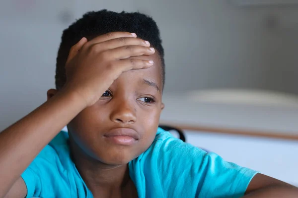一个悲伤的非洲裔美国小学生的特写镜头 他头脑清醒地坐在课桌前 失败和学校观念 — 图库照片