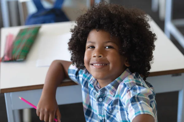 Mosolygó Afro Amerikai Általános Iskolás Fiú Portréja Afro Frizurával Íróasztalnál — Stock Fotó