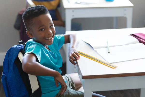 Retrato Niño Primaria Afroamericano Sonriente Sentado Una Silla Escritorio Aula — Foto de Stock