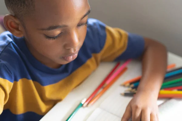 Vista Alto Ângulo Estudante Afro Americano Elementar Desenhando Livro Mesa — Fotografia de Stock