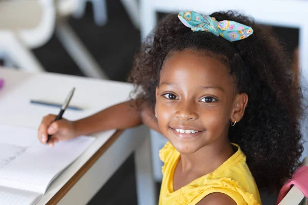 Portrait Une Écolière Afro Américaine Souriante Écrivant Sur Livre Bureau — Photo