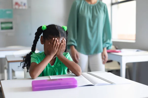 Mittelteil Einer Jungen Kaukasischen Lehrerin Gegen Ein Trauriges Afrikanisch Amerikanisches — Stockfoto