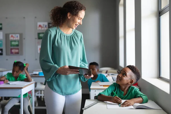 Smiling Caucasian Young Female Teacher Showing Digital Tablet African American — Stock Photo, Image