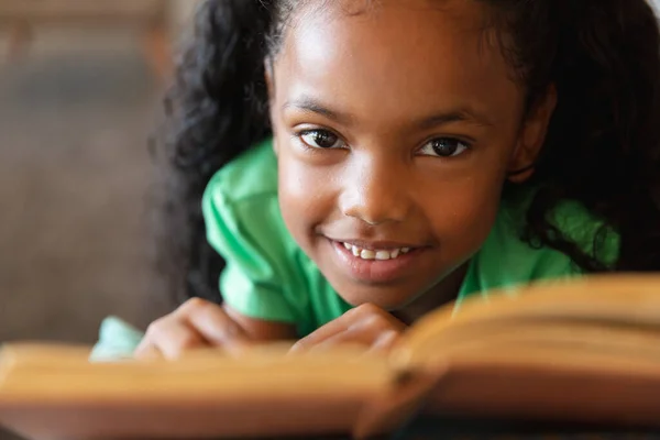 Nahaufnahme Porträt Einer Lächelnden Afrikanisch Amerikanischen Grundschülerin Der Schule Unverändert — Stockfoto