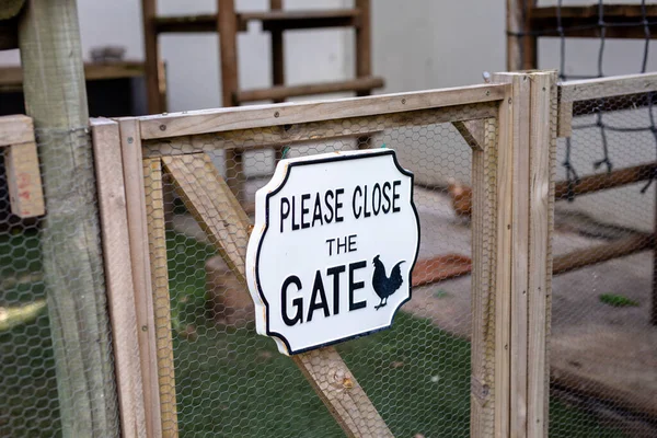 Please Close Gate Informative Sign Mesh Gate Poultry Farm Unaltered — Stock Photo, Image