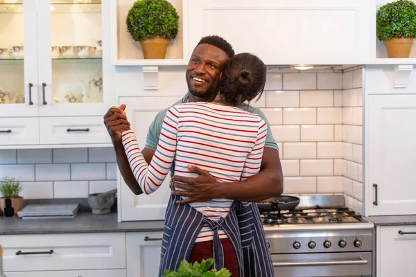 Ein Romantisches Paar Das Hause Der Küche Zusammen Tanzt Unverändert — Stockfoto