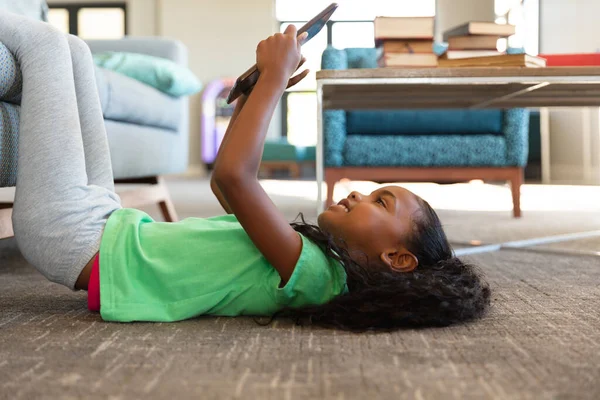 Vista Lateral Menina Africana Elementar Americana Usando Tablet Digital Enquanto — Fotografia de Stock