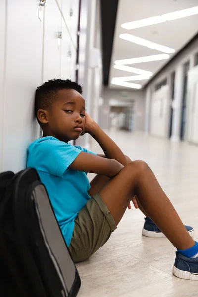 Portrait Triste Garçon Afro Américain Primaire Assis Sur Sol École — Photo