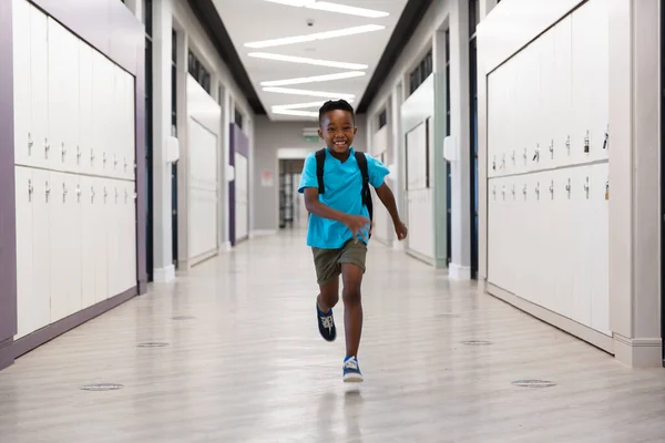 Πλήρες Μήκος Του Χαμογελαστού Αφροαμερικανού Δημοτικού Σχολείου Που Τρέχει Στο — Φωτογραφία Αρχείου