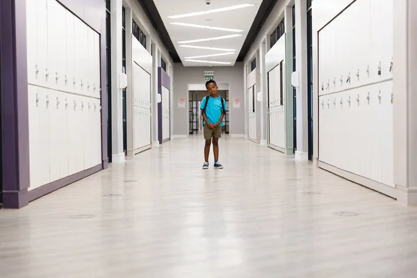 Koridordaki Dolapların Arasında Dikilen Afro Amerikan Ilkokulu Değiştirilmemiş Eğitim Çocukluk — Stok fotoğraf