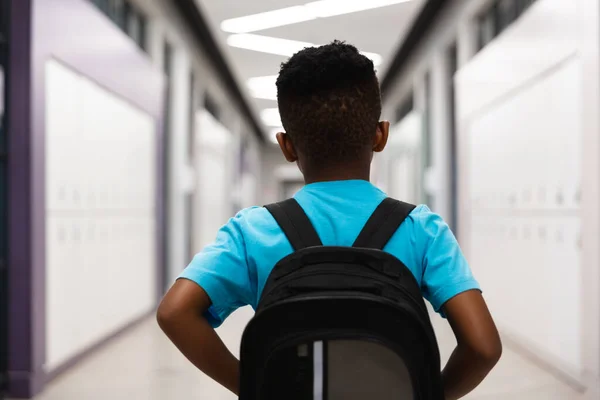 Visão Traseira Estudante Afro Americano Elementar Com Mochila Corredor Escola — Fotografia de Stock