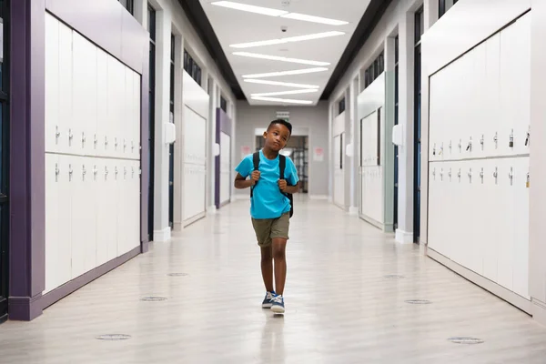 Πλήρες Μήκος Του Αφροαμερικανού Δημοτικού Σχολείου Σακίδιο Στο Διάδρομο Του — Φωτογραφία Αρχείου