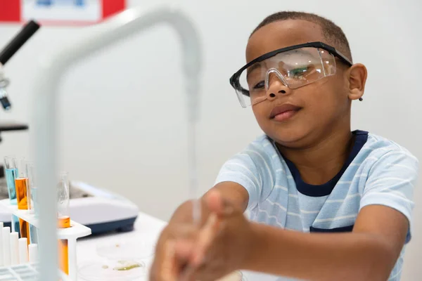 Niño Afroamericano Primaria Lavándose Las Manos Durante Clase Química Laboratorio —  Fotos de Stock
