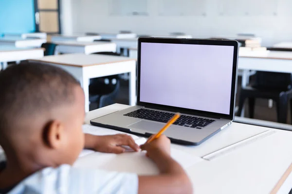 아프리카 미국인 초등학생 시간에 책상에서 노트북을 사용하면서 있습니다 변경되지 유년기 — 스톡 사진