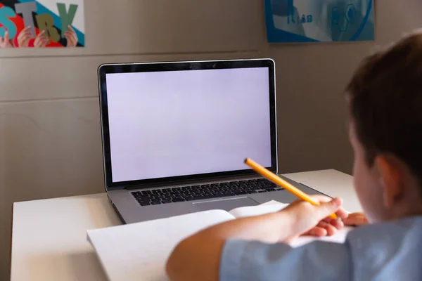 Colegial Primaria Caucásica Usando Portátil Mientras Estudia Escritorio Escuela Inalterado — Foto de Stock