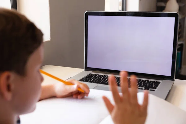 Biały Uczeń Wymachujący Ręką Laptopie Podczas Nauki Przy Wideokonferencji Bez — Zdjęcie stockowe