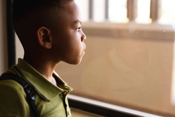 Nahaufnahme Eines Nachdenklichen Afrikanisch Amerikanischen Grundschülers Der Durch Ein Fenster — Stockfoto