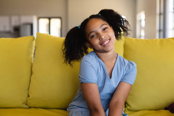 Retrato Una Colegiala Birracial Sonriente Con Cabeza Inclinada Sentada Sofá — Foto de Stock